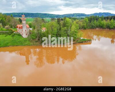 République tchèque, Talsperre les Kralovstvi (Royaume forestier) - 15 mai 2021. Vue aérienne du barrage historique d'eau hydraulique avec eau orange dans la rivière Elbe Banque D'Images