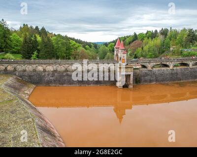 République tchèque, Talsperre les Kralovstvi (Royaume forestier) - 15 mai 2021. Vue aérienne du barrage historique d'eau hydraulique avec eau orange dans la rivière Elbe Banque D'Images