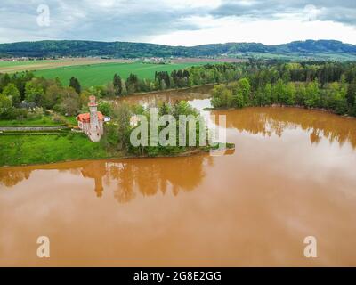 République tchèque, Talsperre les Kralovstvi (Royaume forestier) - 15 mai 2021. Vue aérienne du barrage historique d'eau hydraulique avec eau orange dans la rivière Elbe Banque D'Images