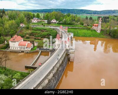 République tchèque, Talsperre les Kralovstvi (Royaume forestier) - 15 mai 2021. Vue aérienne du barrage historique d'eau hydraulique avec eau orange dans la rivière Elbe Banque D'Images