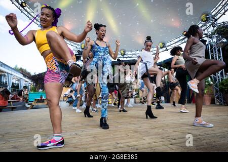 Manchester, Royaume-Uni. 19 juillet 2021. Les gens retournent à la piste de danse le jour de la liberté. Aujourd'hui, à une minute après minuit, les gens d'Angleterre pourraient retourner à la piste de danse pour la première fois en plus de 16 mois depuis la mise en place des restrictions de verrouillage de la COVID19. Credit: Andy Barton/Alay Live News Banque D'Images