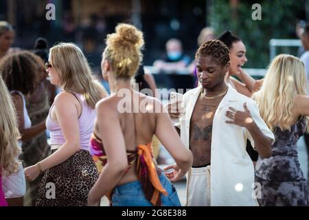 Manchester, Royaume-Uni. 19 juillet 2021. Les gens retournent à la piste de danse le jour de la liberté. Aujourd'hui, à une minute après minuit, les gens d'Angleterre pourraient retourner à la piste de danse pour la première fois en plus de 16 mois depuis la mise en place des restrictions de verrouillage de la COVID19. Credit: Andy Barton/Alay Live News Banque D'Images