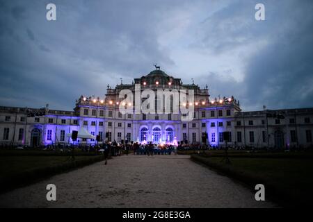 Turin, Italie. 19 juillet 2021. 19 juillet 2021, Stupinigi (Turin) Gigi DÕAlessio, célèbre chanteur et compositeur italien en concert au Stupinigi Sonic Park 2021. Credit: Nderim Kacili/Alamy Live News Banque D'Images