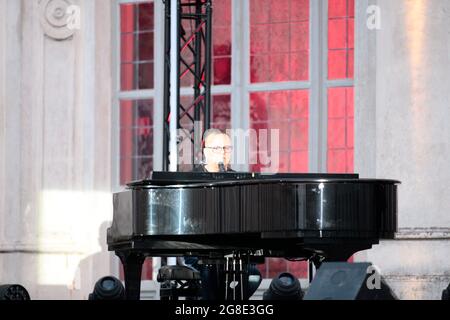 Turin, Italie. 19 juillet 2021. 19 juillet 2021, Stupinigi (Turin) Gigi DÕAlessio, célèbre chanteur et compositeur italien en concert au Stupinigi Sonic Park 2021. Credit: Nderim Kacili/Alamy Live News Banque D'Images