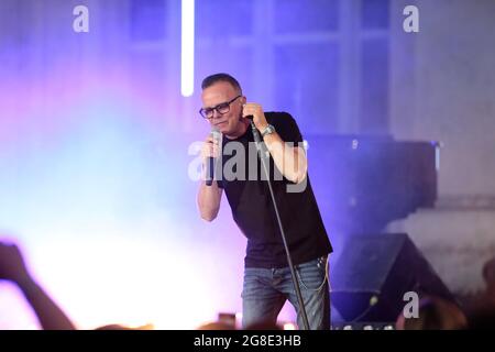 Turin, Italie. 19 juillet 2021. 19 juillet 2021, Stupinigi (Turin) Gigi DÕAlessio, célèbre chanteur et compositeur italien en concert au Stupinigi Sonic Park 2021. Credit: Nderim Kacili/Alamy Live News Banque D'Images