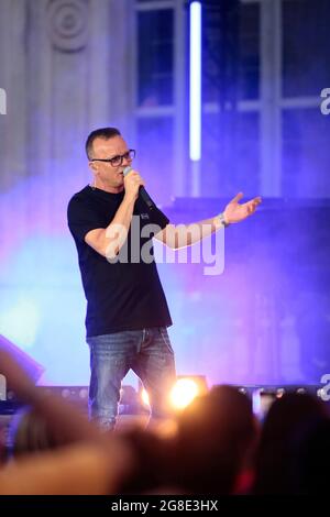 Turin, Italie. 19 juillet 2021. 19 juillet 2021, Stupinigi (Turin) Gigi DÕAlessio, célèbre chanteur et compositeur italien en concert au Stupinigi Sonic Park 2021. Credit: Nderim Kacili/Alamy Live News Banque D'Images