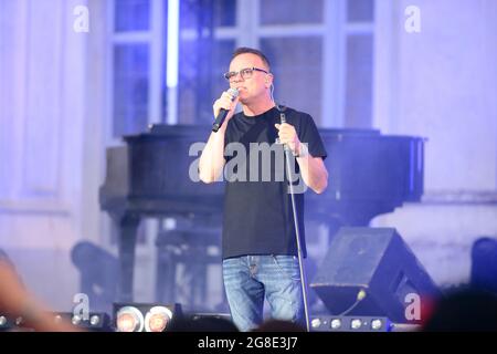 Turin, Italie. 19 juillet 2021. 19 juillet 2021, Stupinigi (Turin) Gigi DÕAlessio, célèbre chanteur et compositeur italien en concert au Stupinigi Sonic Park 2021. Credit: Nderim Kacili/Alamy Live News Banque D'Images