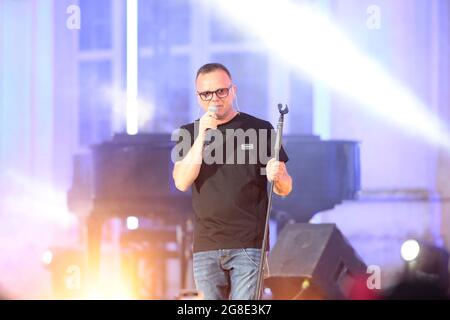 Turin, Italie. 19 juillet 2021. 19 juillet 2021, Stupinigi (Turin) Gigi DÕAlessio, célèbre chanteur et compositeur italien en concert au Stupinigi Sonic Park 2021. Credit: Nderim Kacili/Alamy Live News Banque D'Images