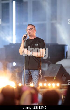 Turin, Italie. 19 juillet 2021. 19 juillet 2021, Stupinigi (Turin) Gigi DÕAlessio, célèbre chanteur et compositeur italien en concert au Stupinigi Sonic Park 2021. Credit: Nderim Kacili/Alamy Live News Banque D'Images