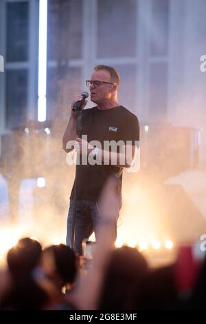 Turin, Italie. 19 juillet 2021. 19 juillet 2021, Stupinigi (Turin) Gigi DÕAlessio, célèbre chanteur et compositeur italien en concert au Stupinigi Sonic Park 2021. Credit: Nderim Kacili/Alamy Live News Banque D'Images