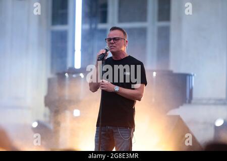 Turin, Italie. 19 juillet 2021. 19 juillet 2021, Stupinigi (Turin) Gigi DÕAlessio, célèbre chanteur et compositeur italien en concert au Stupinigi Sonic Park 2021. Credit: Nderim Kacili/Alamy Live News Banque D'Images