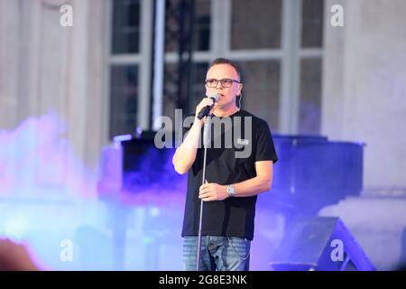 Turin, Italie. 19 juillet 2021. 19 juillet 2021, Stupinigi (Turin) Gigi DÕAlessio, célèbre chanteur et compositeur italien en concert au Stupinigi Sonic Park 2021. Credit: Nderim Kacili/Alamy Live News Banque D'Images