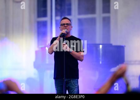 Turin, Italie. 19 juillet 2021. 19 juillet 2021, Stupinigi (Turin) Gigi DÕAlessio, célèbre chanteur et compositeur italien en concert au Stupinigi Sonic Park 2021. Credit: Nderim Kacili/Alamy Live News Banque D'Images