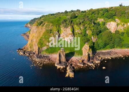 Vue aérienne des batteries des défenses côtières de la Seconde Guerre mondiale au sud de Sutor of Cromarty promontoire à l'entrée de Cromarty firth à Ross et Cromarty, en Écosse Banque D'Images