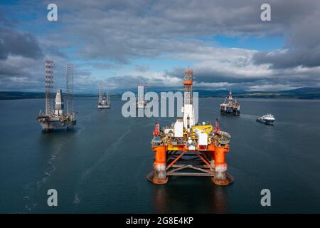 Mer du Nord plates-formes et engins de forage pour l'industrie du pétrole et du gaz ont été mis en service et amarrés à Nigg Bay, à Cromarty Firth, Ross et Cromarty, en Écosse, au Royaume-Uni Banque D'Images