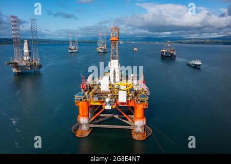 Mer du Nord plates-formes et engins de forage pour l'industrie du pétrole et du gaz ont été mis en service et amarrés à Nigg Bay, à Cromarty Firth, Ross et Cromarty, en Écosse, au Royaume-Uni Banque D'Images