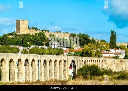 Obidos avec aqueduc et château au Portugal Banque D'Images