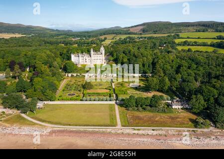 Vue aérienne du drone du château de Dunrobin à Sutherland, Écosse, Royaume-Uni Banque D'Images