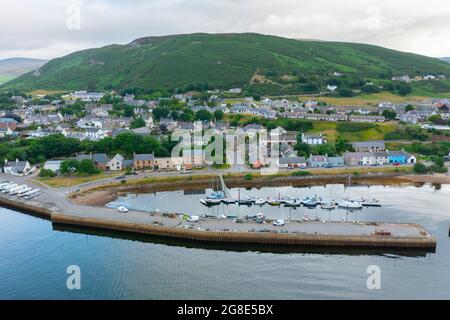 Vue aérienne du drone du village et du port à Helmsdale , Sutherland, en Écosse, au Royaume-Uni Banque D'Images