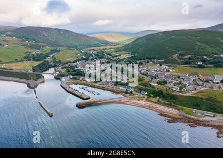 Vue aérienne du drone du village et du port à Helmsdale , Sutherland, en Écosse, au Royaume-Uni Banque D'Images