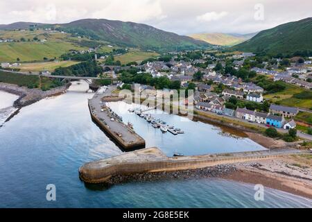 Vue aérienne du drone du village et du port à Helmsdale , Sutherland, en Écosse, au Royaume-Uni Banque D'Images