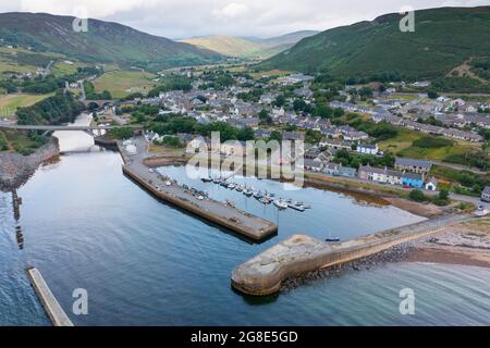 Vue aérienne du drone du village et du port à Helmsdale , Sutherland, en Écosse, au Royaume-Uni Banque D'Images