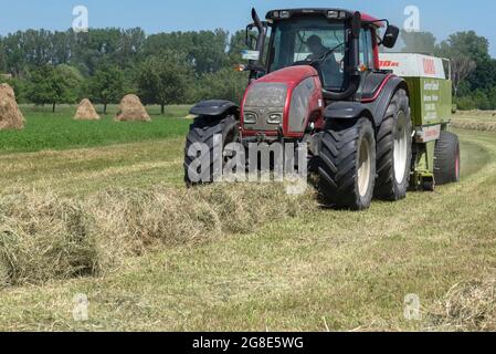 Tracteur à la presse à foin sur le terrain, Franconian Open Air Museum, Bad Windsheim, moyenne-Franconie, Bavière, Allemagne Banque D'Images