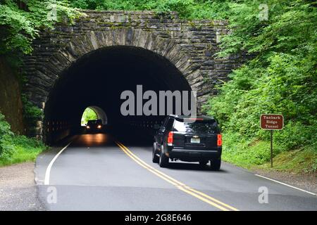 Les véhicules traversent le tunnel Tanbark Ridge sur la Blue Ridge Parkway à l'extérieur d'Asheville, en Caroline du Nord. Banque D'Images