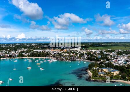 Vue aérienne, plages avec hôtels de luxe avec sports nautiques et bateaux dans la région de trou-aux-Biches Pamplemousses, Maurice Banque D'Images