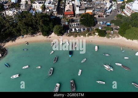 Vue aérienne, plages avec hôtels de luxe avec sports nautiques et bateaux dans la région de trou-aux-Biches Pamplemousses, Maurice Banque D'Images