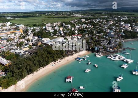 Vue aérienne, plages avec hôtels de luxe avec sports nautiques et bateaux dans la région de trou-aux-Biches Pamplemousses, Maurice Banque D'Images