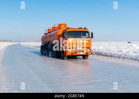 Camion sur une route de glace sur la rivière Lena gelée, route des Bones, République Sakha, Yakutia, Russie Banque D'Images