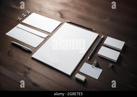 La papeterie de marque immersive sur fond de bois. Les objets en blanc pour le placement de votre conception. Banque D'Images