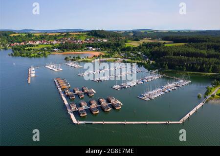Vue aérienne, en face de Floating Village au Brombachsee, derrière le port de plaisance, derrière le port de plaisance, derrière Ramsberg à gauche au Brombachsee, quartier de Banque D'Images