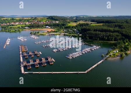 Vue aérienne, en face de Floating Village au Brombachsee, derrière le port de plaisance, derrière le port de plaisance, derrière Ramsberg à gauche au Brombachsee, quartier de Banque D'Images