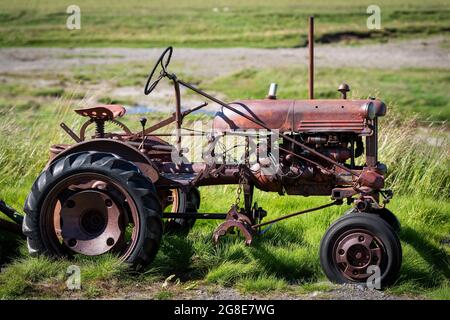 Vieux tracteur rouillé, Laufas, musée en plein air, Eyjafjoerour, Islande du Nord, Islande Banque D'Images