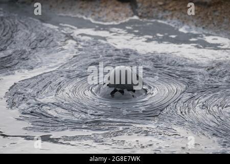 Bulle de boue, pot de boue, zone à haute température Namaskaro ou Namskard, Namafjall, Myvatn Nord de l'Islande, Islande Banque D'Images