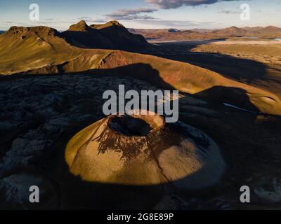 Vue aérienne, cratère volcanique Stutur, champ de lave de Norournamshraun, Landmannalaugar, Fjallabak, Montagnes islandaises, Islande Banque D'Images