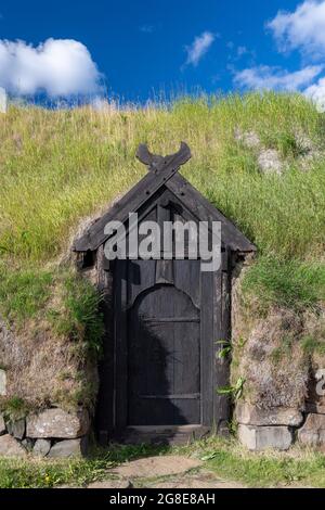 Porte d'entrée, bâtiment en bois et tourbe, réplique, ferme Viking Age Stoeng, Musée en plein air Pjooveldisbaer, Pjorsardalsvegur, Islande Banque D'Images