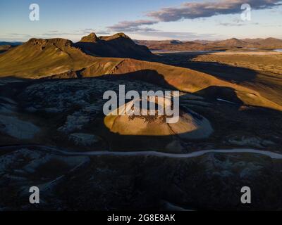 Vue aérienne, cratère volcanique Stutur, champ de lave de Norournamshraun, Landmannalaugar, Fjallabak, Montagnes islandaises, Islande Banque D'Images