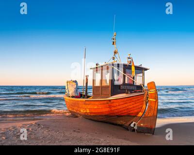 Bateau de pêche sur la plage, lumière du soir, Ahlbeck, île d'Usedom, Mecklenburg-Poméranie occidentale, Allemagne Banque D'Images