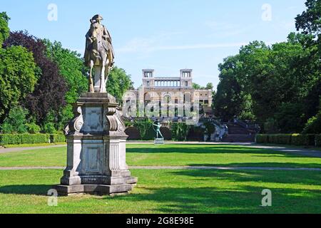 Statue équestre de Frederick II et archer devant l'Orangerie, Parc du Palais de Sanssouci, Potsdam, Brandebourg, Allemagne Banque D'Images