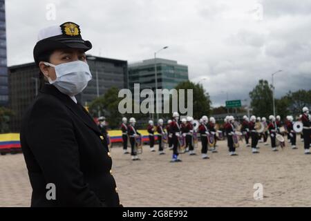 Bogota, Colombie. 19 juillet 2021. Un officier de la marine colombienne lors d'un événement commémoratif pour servir l'honneur à l'armée et à la police à la journée du « héros de la nation colombienne » (Heroe de la Nacion Colombiana) à Bogota, en Colombie, le 19 juillet 2021. Crédit : long Visual Press/Alamy Live News Banque D'Images