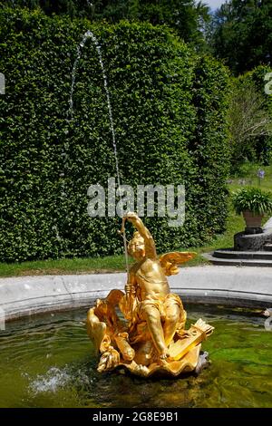 Fontaine figure amour dieu Cupid avec arc et flèche, parterre est, parc du château, château de Linderhof, haute-Bavière, Bavière Banque D'Images