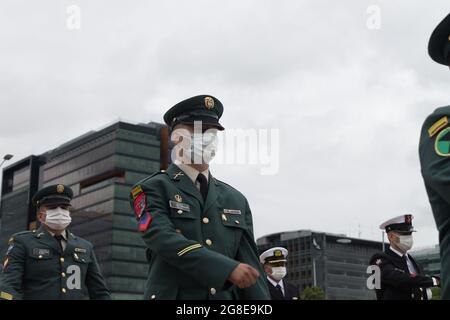 Bogota, Colombie. 19 juillet 2021. Les responsables de l'armée colombienne se tiennent avec des épées et des trompettes lors d'un événement commémoratif pour servir l'honneur à l'armée et à la police à la journée du « héros de la nation colombienne » (Heroe de la Nacion Colombiana) à Bogota, en Colombie, le 19 juillet 2021. Crédit : long Visual Press/Alamy Live News Banque D'Images