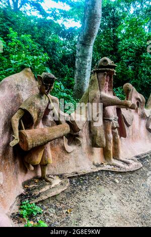 Voodoo scultpres dans le site de l'UNESCO Osun-Osogbo Sacred Grove, État d'Osun, Nigeria Banque D'Images