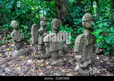 Voodoo scultpres dans le site de l'UNESCO Osun-Osogbo Sacred Grove, État d'Osun, Nigeria Banque D'Images