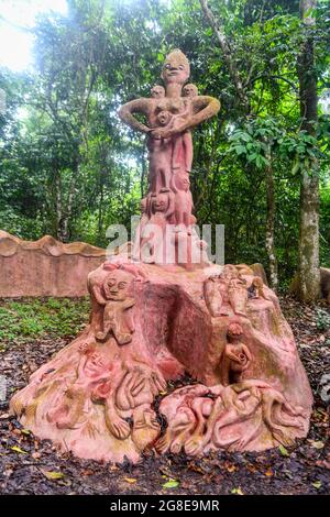 Voodoo scultpres dans le site de l'UNESCO Osun-Osogbo Sacred Grove, État d'Osun, Nigeria Banque D'Images