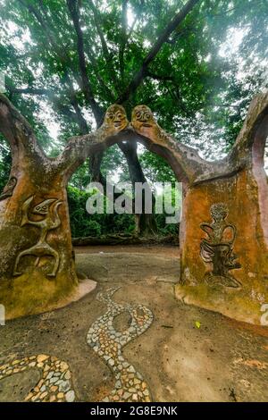 Voodoo scultpres dans le site de l'UNESCO Osun-Osogbo Sacred Grove, État d'Osun, Nigeria Banque D'Images