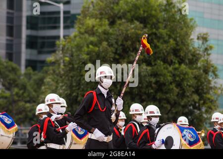 Bogota, Colombie. 19 juillet 2021. Les cadets militaires colombiens se tiennent et marchent avec un drapeau colombien lors d'un événement commémoratif pour servir l'honneur à l'armée et à la police dans le jour de 'héros de la Nation colombienne' (Heroe de la Nacion Colombiana) à Bogota, Colombie, le 19 juillet 2021. Crédit : long Visual Press/Alamy Live News Banque D'Images